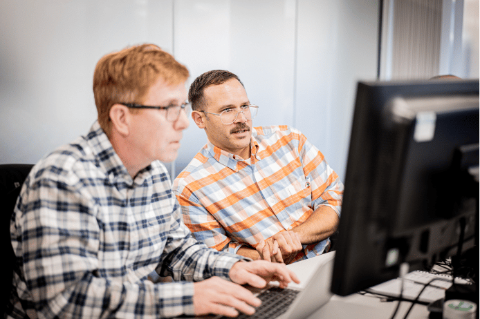 bluesource_team_looking_at_the_computer